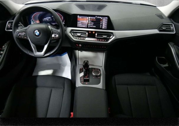 BMW 320d Touring xDrive Advantage 140 kW image number 12