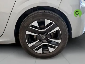 Car image 32