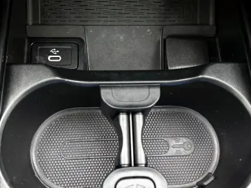 Car image 34