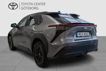 Car image 4