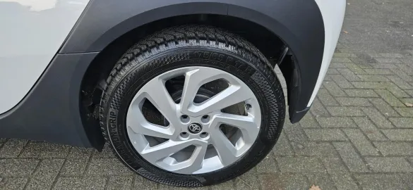 Car image 30