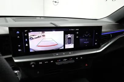 Car image 26