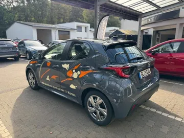 Car image 4