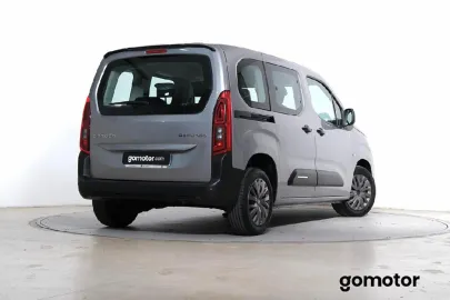 Car image 4