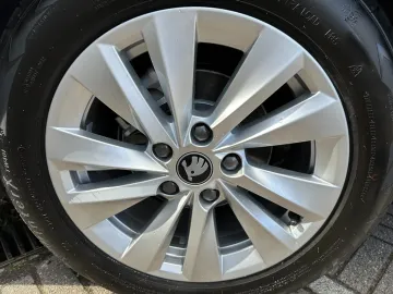 Car image 30