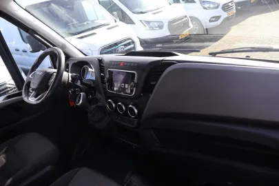 Car image 32