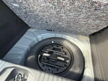 Car image 32