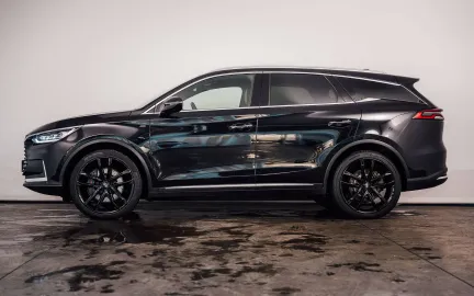 Car image 4