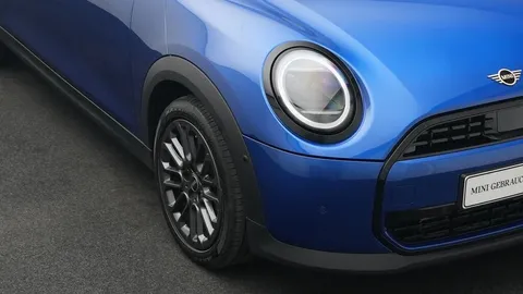 Car image 24