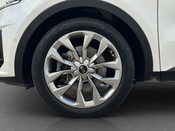 Car image 37