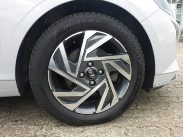 Car image 18