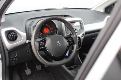 Car image 12