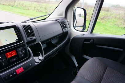 Car image 32