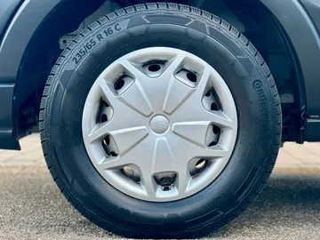 Car image 27