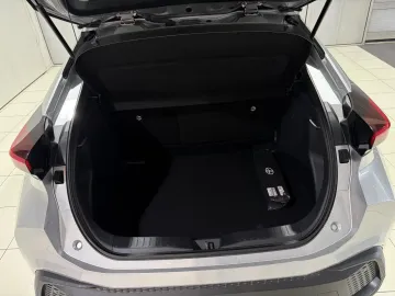 Car image 26