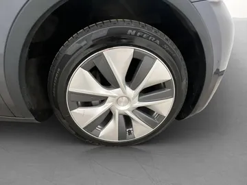 Car image 32