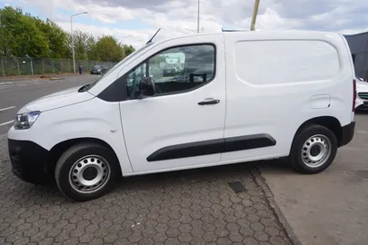 Car image 5