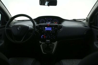 Car image 10