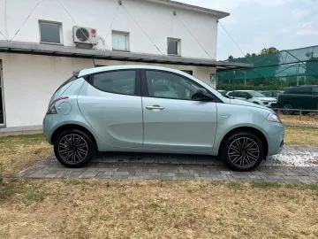 Car image 21