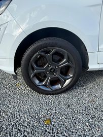 Car image 32