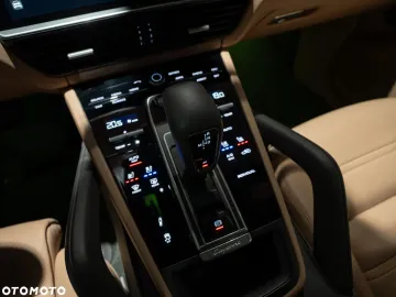 Car image 40