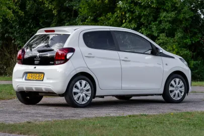 Car image 4