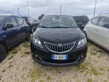 Car image 4