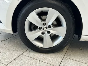 Car image 18