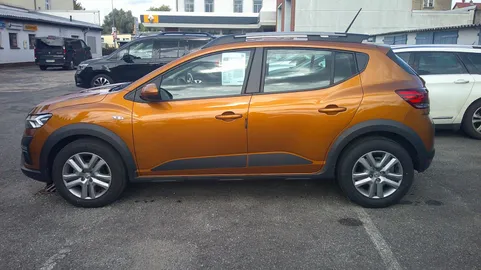 Car image 16