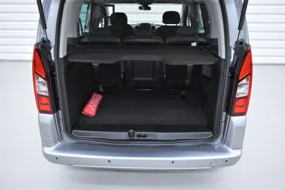 Car image 23