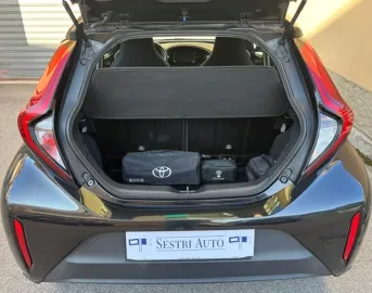 Car image 12