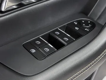 Car image 32