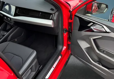 Car image 26