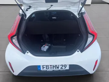 Car image 19