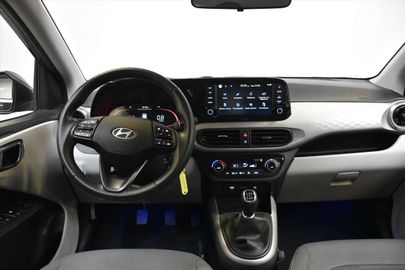 Car image 12