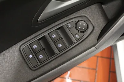 Car image 37