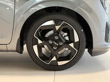 Car image 26