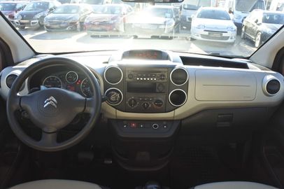 Car image 12