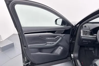 Car image 27