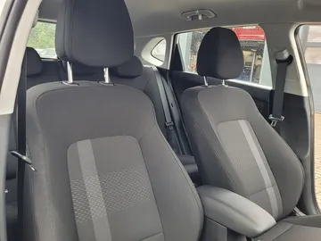 Car image 32