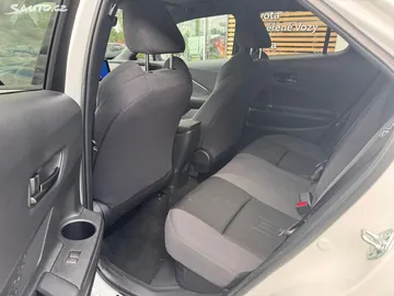 Car image 13