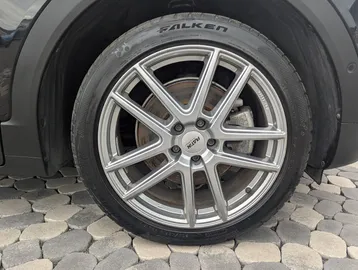 Car image 30