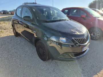 Car image 2