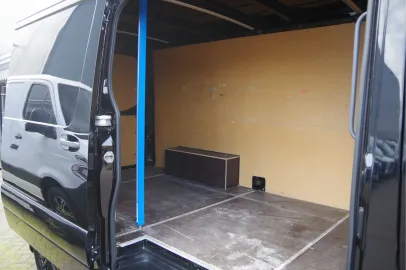 Car image 34