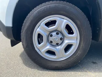 Car image 26