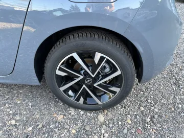 Car image 18