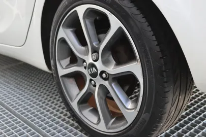 Car image 25