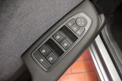 Car image 38
