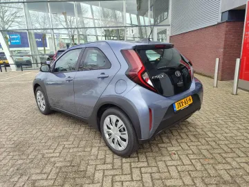 Car image 3