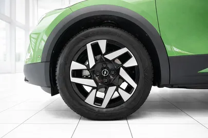 Car image 19